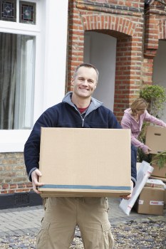 Movers planning a local relocation in a Portuguese city neighborhood