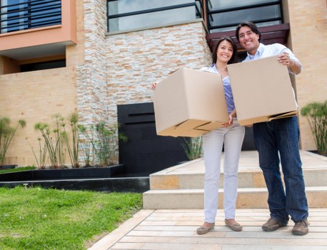 Careful wrapping of fragile items during a move in Portugal